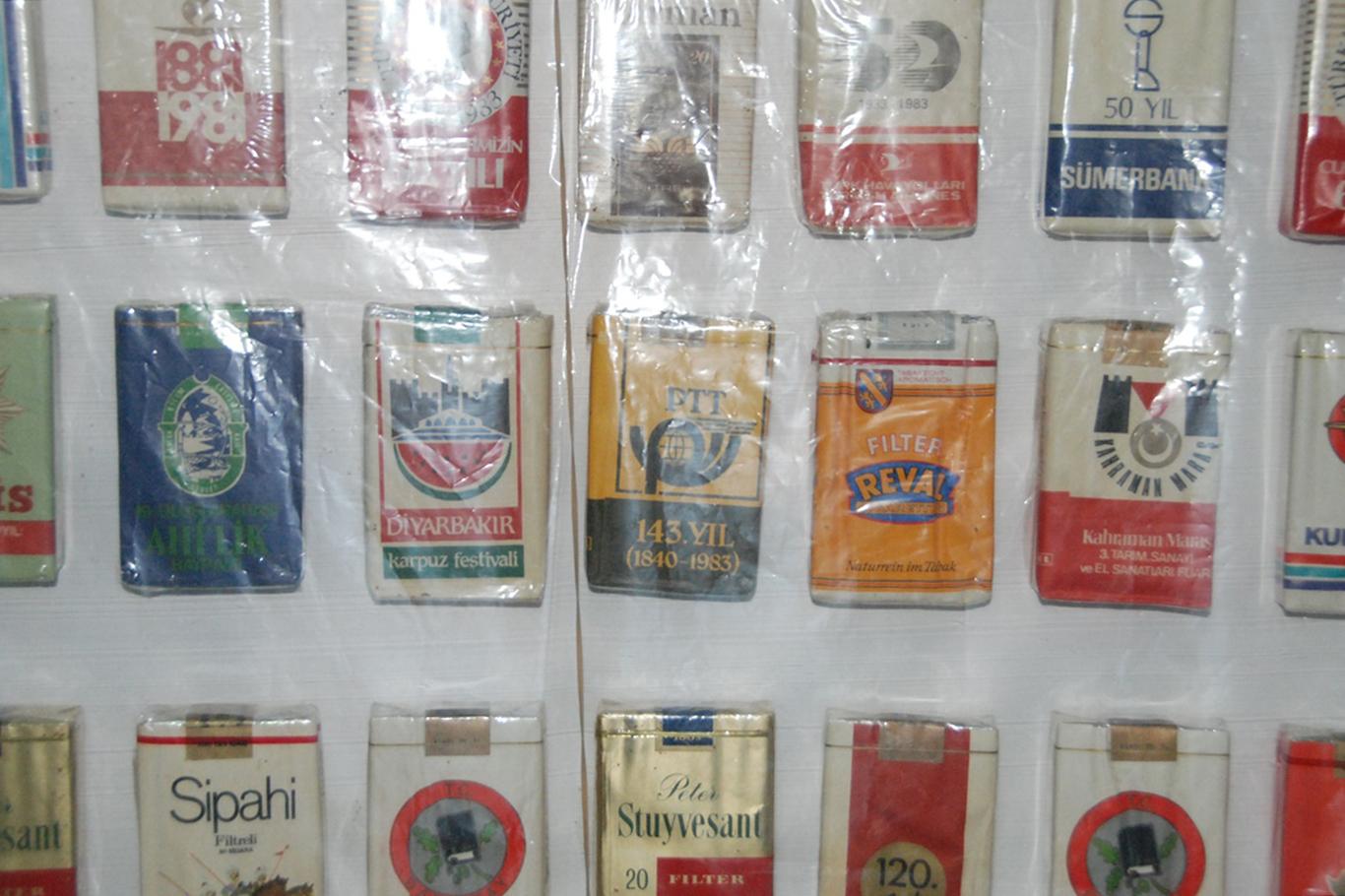 Bir zamanlar reklam için kullanılan sigara paketlerini sergiliyor Bir zamanlar reklam için kullanılan sigara paketlerini sergiliyor
